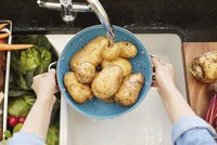 Umíte správně vařit brambory? Jde to i v mikrovlnce! A čemu se vyhnout?