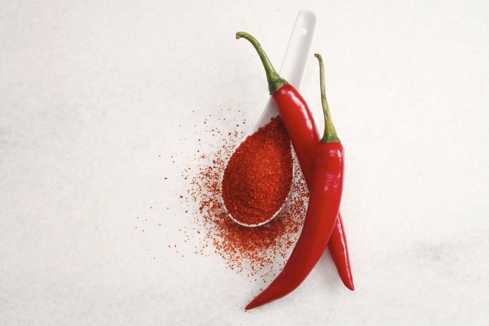 Chilli: Někdo ho nemusí, ale bez chilli se při hubnutí neobejdete. Má podobné účinky jako zázvor, zahřívá organismus a pomáhá efektivně spalovat tuky. Stačí přidat chilli koření do míchaných vajíček, k masu nebo do kuskusu.