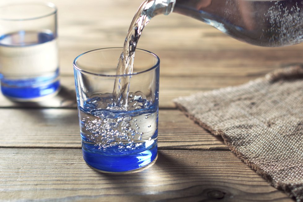 Voda zažene chuť k jídlu. Ideální je vypít sklenici vody před jídlem.