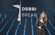 Deborah Kahlová vystupující pod jménem Debbi s cenou Anděl pro sólovou interpretku roku. Ceny za nejlepší hudební počiny uplynulého roku v základních kategoriích byly předány 20. března 2018 v pražském Foru Karlín.