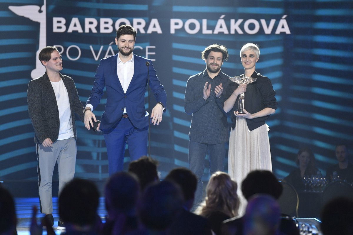 Barbora Poláková s cenou Anděl za videoklip písně Po válce. Ceny za nejlepší hudební počiny uplynulého roku v základních kategoriích byly předány 20. března 2018 v pražském Foru Karlín. Zleva jsou režiséři klipu Jan Bártek a Jakub Machala.