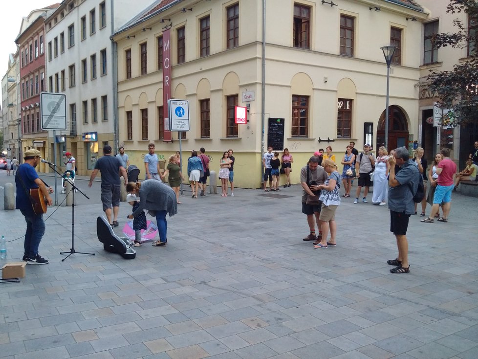 Britský písničkář Rob Falsini se na České ulici doprovázel kytarou.