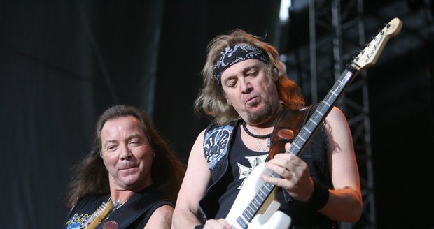 Hudebníci z kapely Iron Maiden na pódiu.