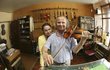 „Evičko, to je zvuk!“ pochvaluje si houslový virtuóz Václav Hudeček nástroj, ošetřený v houslařské dílně mistra Karla Vávry.