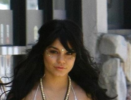 Vanessa Hudgens si nechala řetízek z uší do nosu