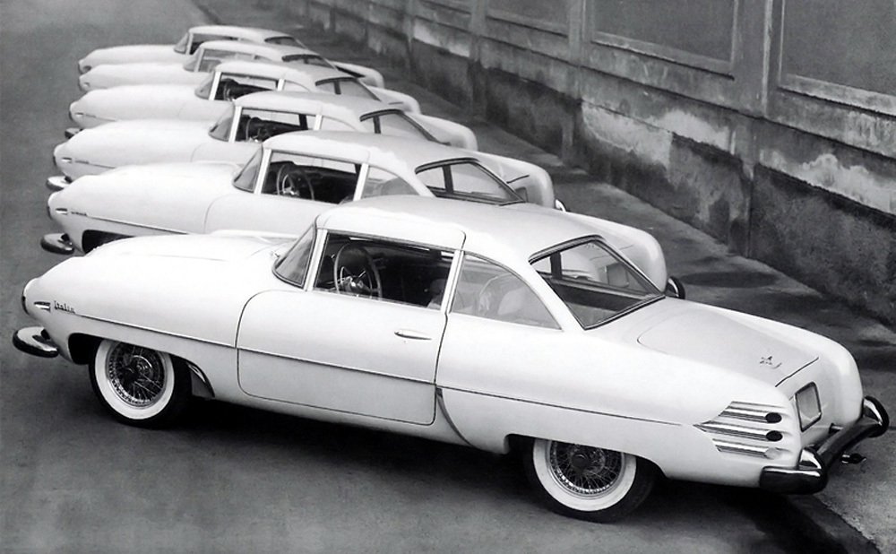 Šestice vyrobených Hudsonů Italia před továrnou Carrozzeria Touring v Miláně.