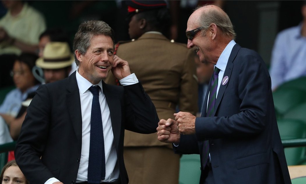 Hugh Grant si wimbledonské finále nenechal ujít