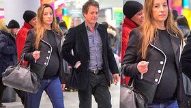 Hugh Grant bude popáté otcem! Jeho partnerka už bříško neschová