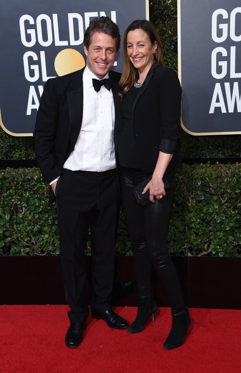 Hugh Grant a jeho těhotná partnerka Anna Elisabet Eberstein na Zlatých glóbech