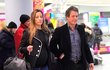 Hugh Grant a jeho partnerka Anna Elisabet Eberstein, která je očividně těhotná