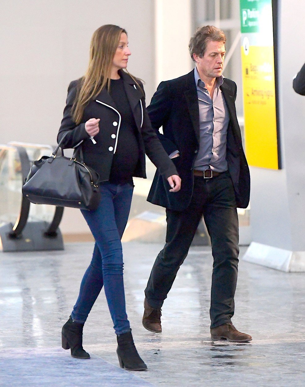 Hugh Grant a jeho partnerka Anna Elisabet Eberstein, která je očividně těhotná