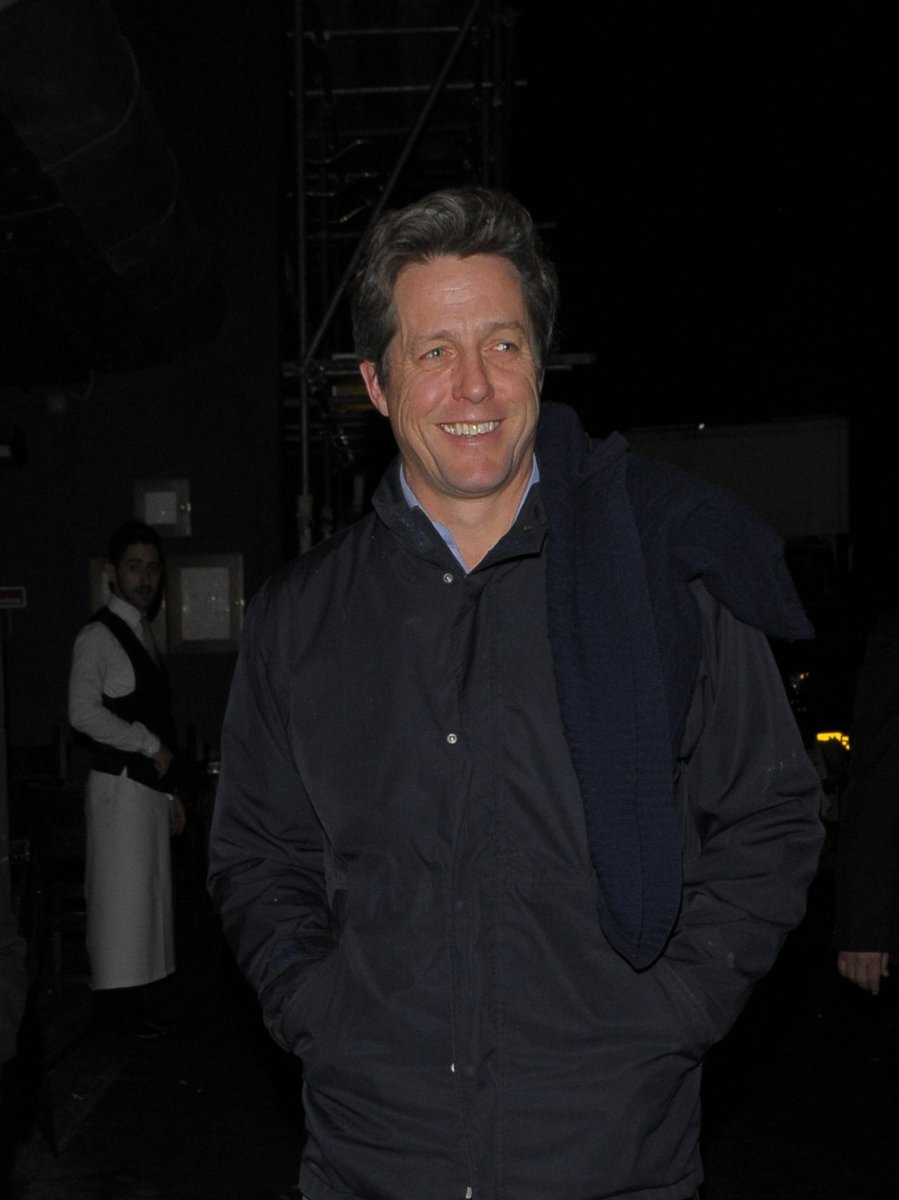 Hugh Grant má důvod k úsměvu. Narodila se mu dcera a navíc randí s mladou zpěvačkou