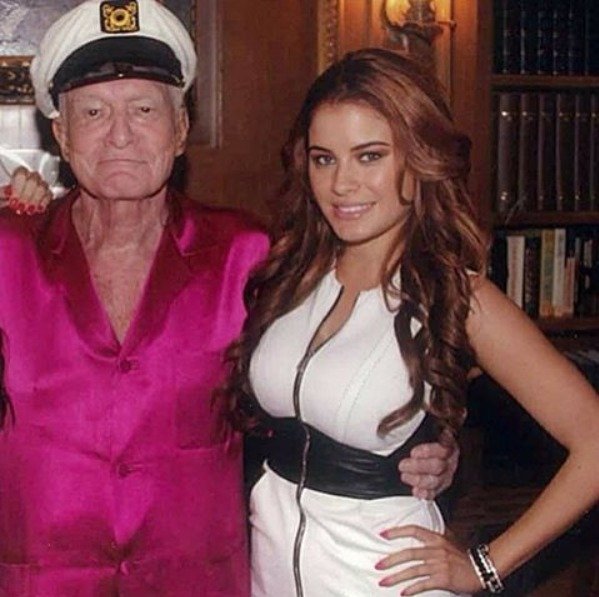 Carla Howe a Hugh Hefner.