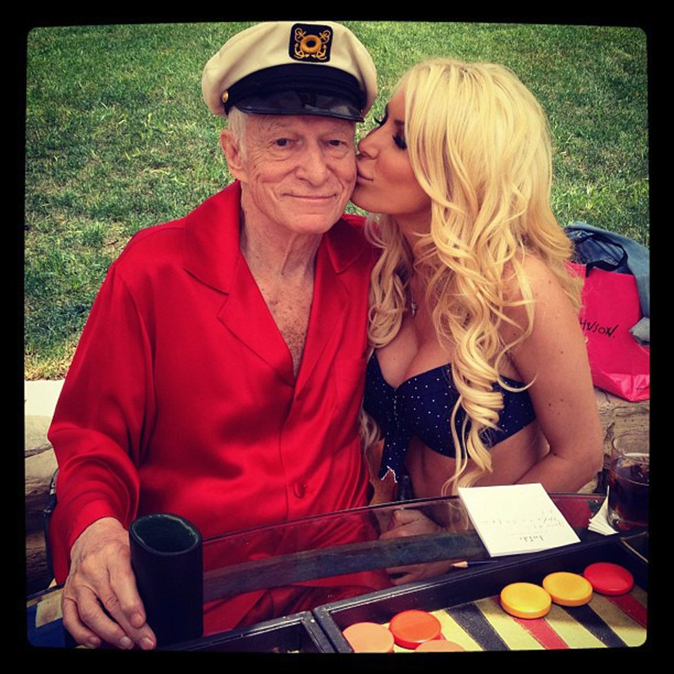 Šéf Playboye Hugh Hefner se svými zajíčky.