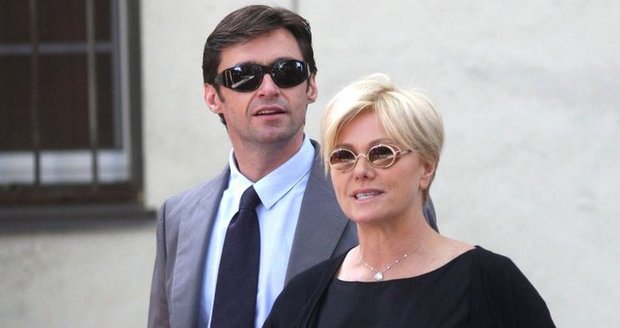 Hugh plní manželčiny sexuální fantazie a občas se převléká za makléře