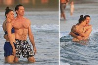 Hugh Jackman vzal milenku k moři: Laškování ve vlnách!
