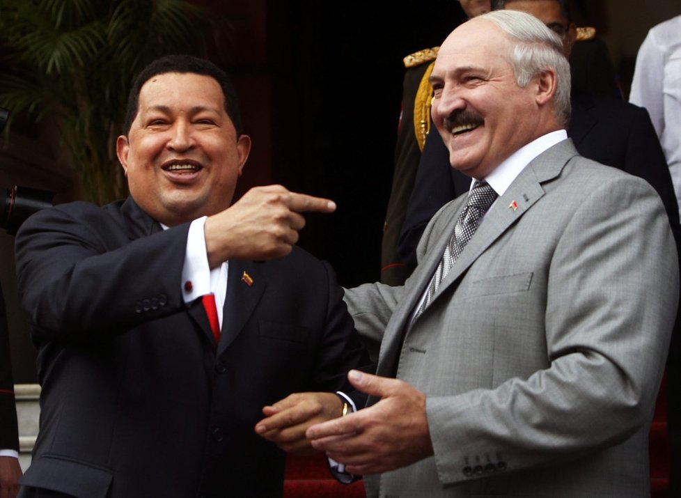 Venezuelský prezident Chavez vtipkuje se svým běloruským protějškem Lukašenkem