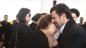 Za tenhle moment schytal íránský prezident ve své zemi pořádnou salvu kritiky: Právě objal Chávezovu matku