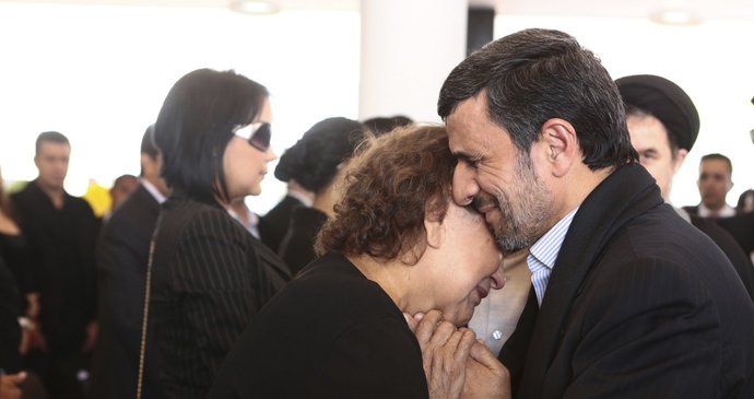 Za tenhle moment schytal íránský prezident ve své zemi pořádnou salvu kritiky: Právě objal Chávezovu matku