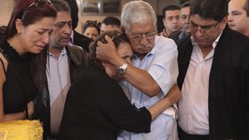 Zdrcená Chávezova matka Elena Frias u rakve svého syna