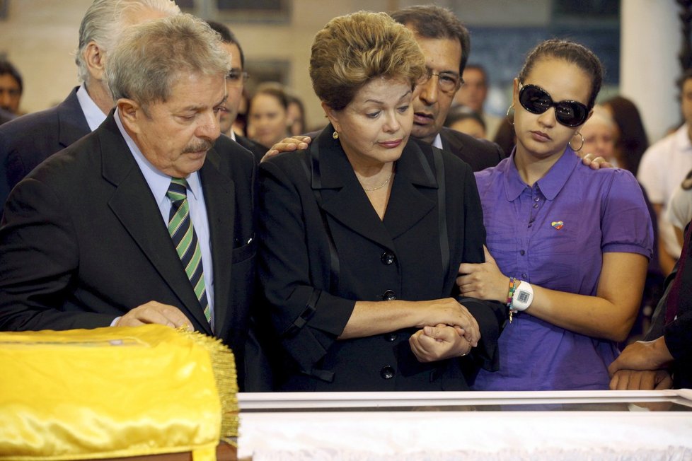 Brazilská prezidentka Dilma Roussef spolu s Chávezovou dcerou Rosou Virginií u rakve zesnulého prezidenta Cháveze