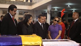 Venezuelský vykonávajících prezident Nicolas Maduro (vlevo) ctí památku zesnulého Cháveze