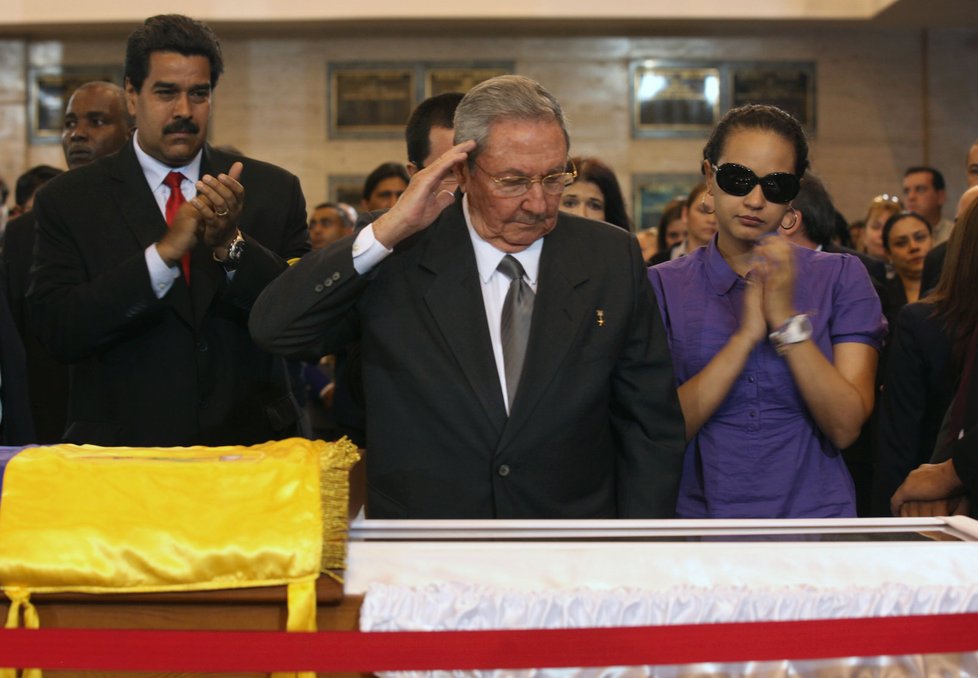 Raúl Castro salutuje u rakve Cháveze