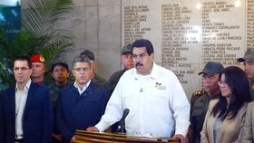 Viceprezident Nicolas Maduro oznamuje úmrtí prezident Cháveze