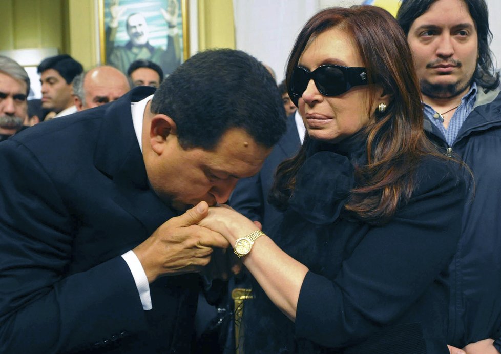 Hugo Chávez líbá ruku argentiské prezidentky Cristiny Fernandez