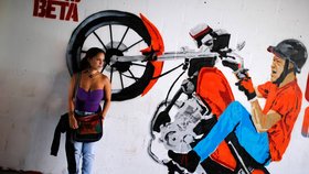 Prezident Chávez chce být blíže mladým: Jako motorkář