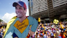 Chávezův konkurent Capriles jako Superman: Nedostatkem charismatu netrpí, a tak se může stát novým venezuelským prezidentem!