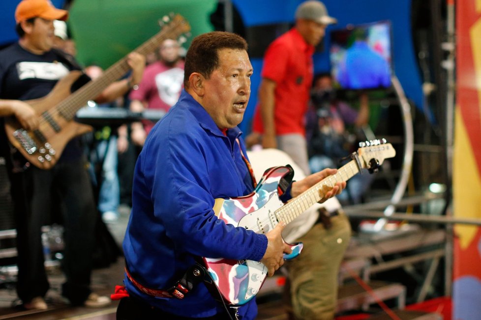 Prezident Chávez křepčí v předvolební kampani s kytou na pódiu
