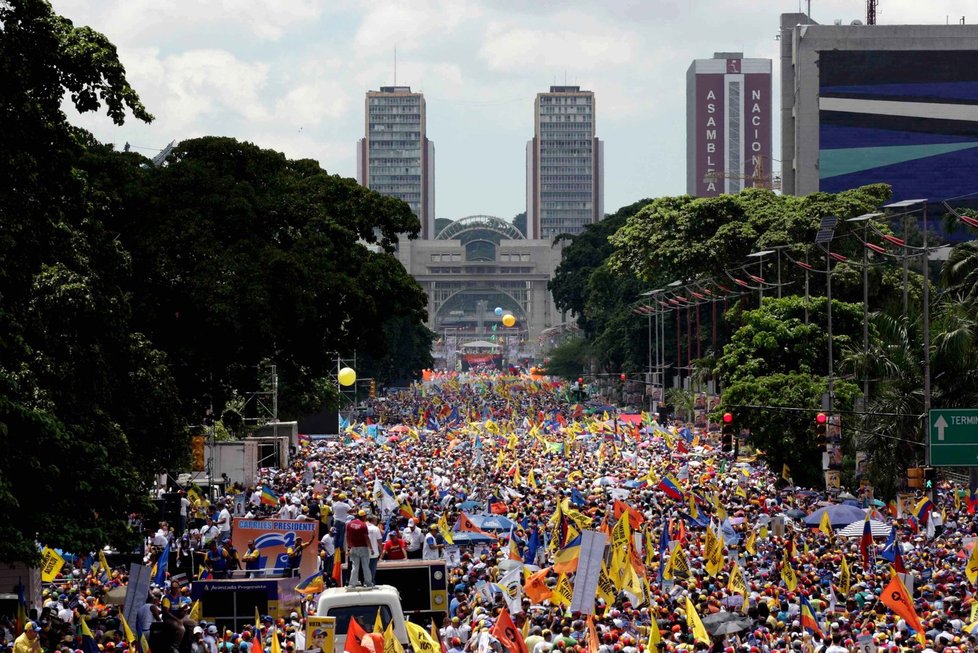 Proti Chávezovi demonstrovalo o víkendu v Caracasu 100 tisíc lidí