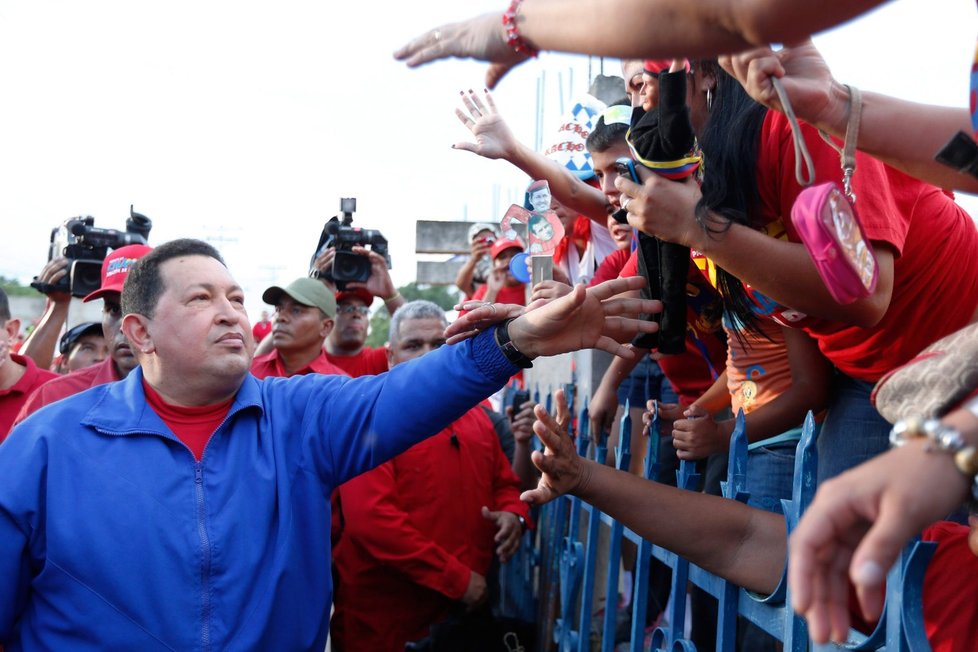 Chávez se zdraví se svými voliči: Uspěl i v loňské obhajobě prezidentského křesla
