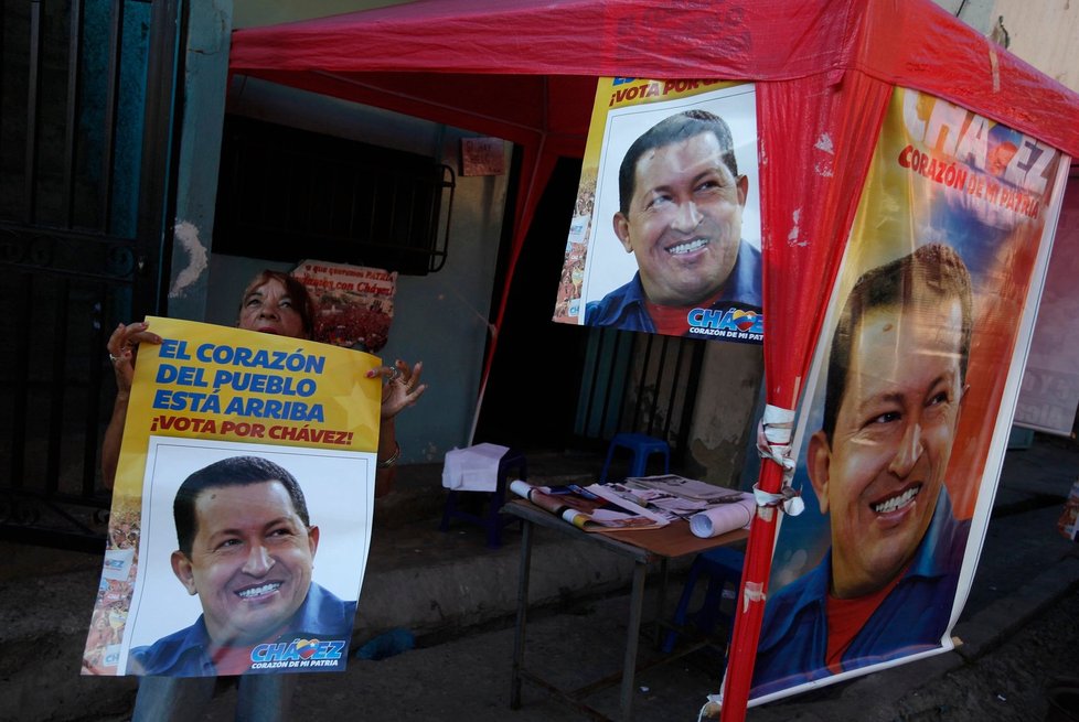 Plakáty na podporu prezidentské kandidatury Huga Cháveze