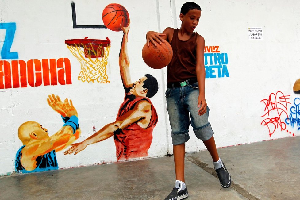 Prezident Chávez chce být blíže mladým: Jako basketbalista