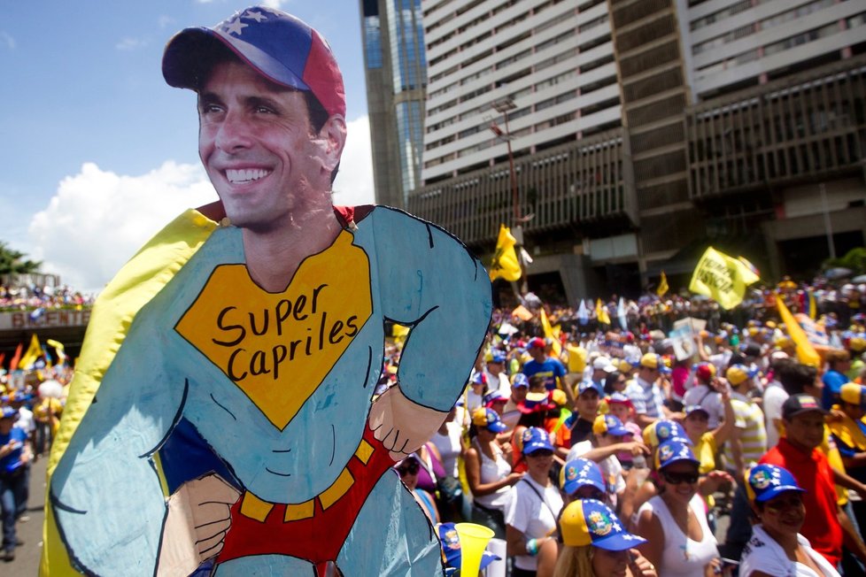 Chávezův konkurent Capriles jako Superman