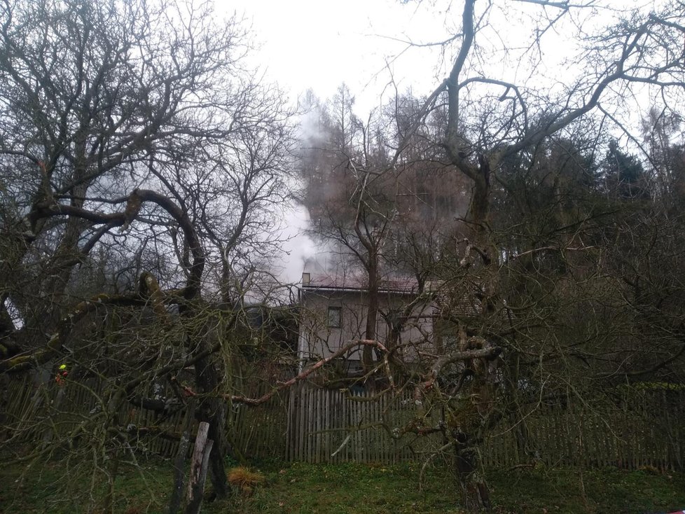 Požár rodinného domu v Hukvaldech nepřežil člověk. (19.12.2021)