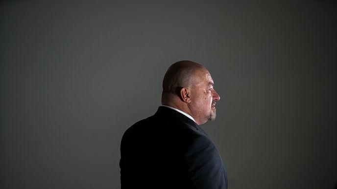 Nominant na ministra životního prostředí Rudolf Huliak se stal prvním problémem vznikající čtvrté vlády Roberta Fica. Nominant na ministra životního prostředí Rudolf Huliak se stal prvním problémem vznikající čtvrté vlády Roberta Fica.