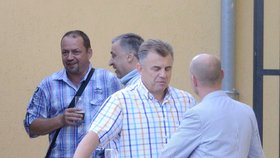 Na stojáka se dobře bavili šéf Národní knihovny Tomáš Böhm (vlevo vzadu) a poslanec Miroslav Svoboda (druhý zprava)