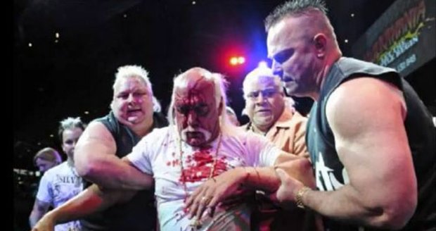 Hulk Hogan celý od krve. Dostal nečekaný a velmi tvrdý úder od bývalého wrestlera Rica Flaira.