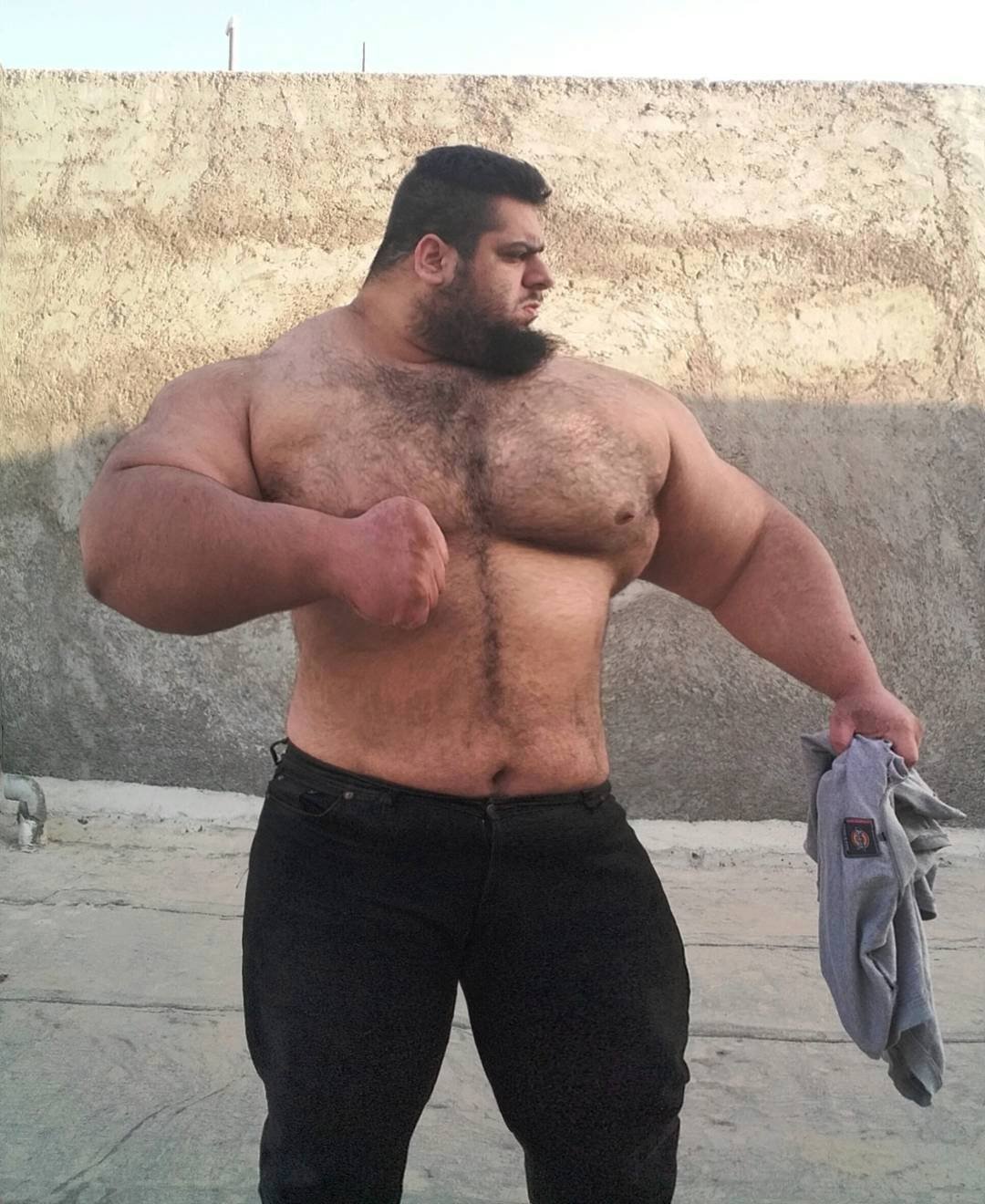 Íránský Hulk! 155 kilogramů živé váhy