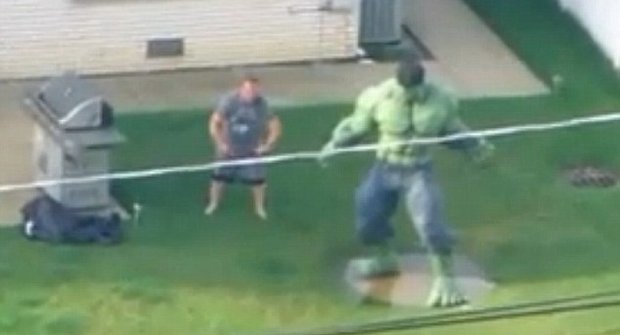 Skutečný Hulk? Chlápek zuří na prolétající vrtulník