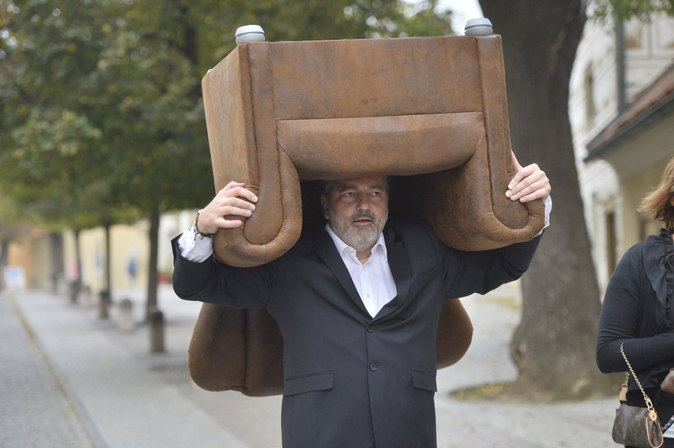 Dárek k prezidentovým 70. narozeninám. S největším dárkem přispěchal zpěvák Daniel Hůlka. Daroval Zemanovi křeslo.