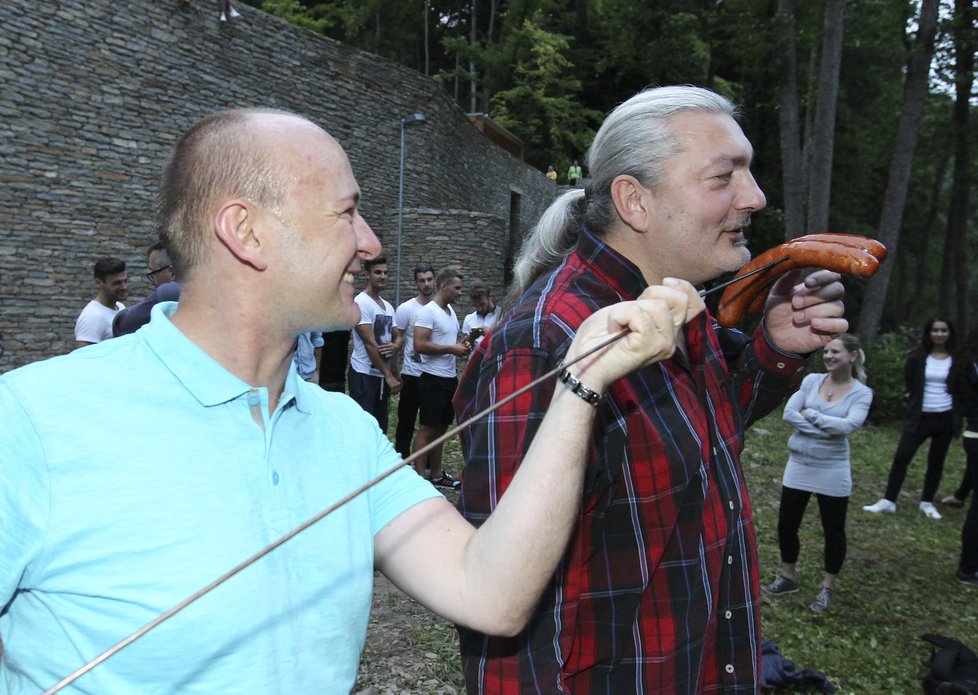 David Novotný, ředitel soutěže Muž Roku dává Danovi skvělou klobásu.