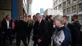 Miloš Zeman přichází na koncert Daniela Hůlky. (13.6.2018)