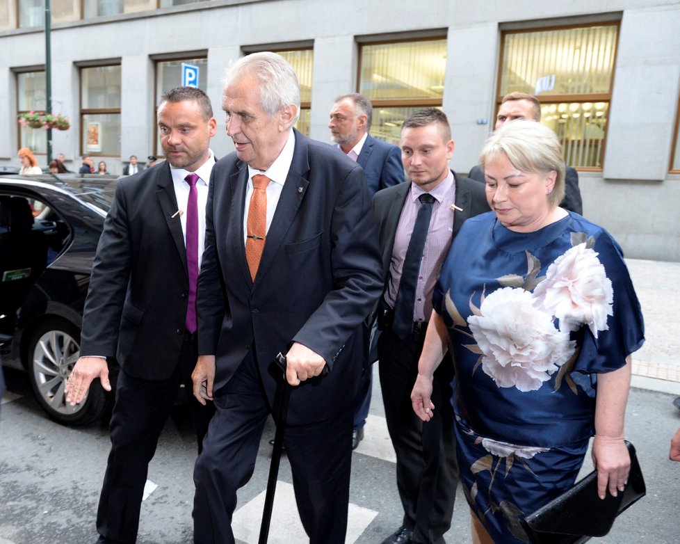 Miloš Zeman přichází na koncert Daniela Hůlky. (13.6.2018)