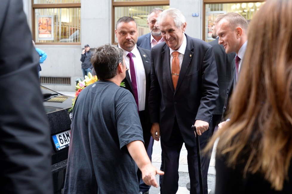 Miloš Zeman přichází na koncert Daniela Hůlky (13. 6. 2018).