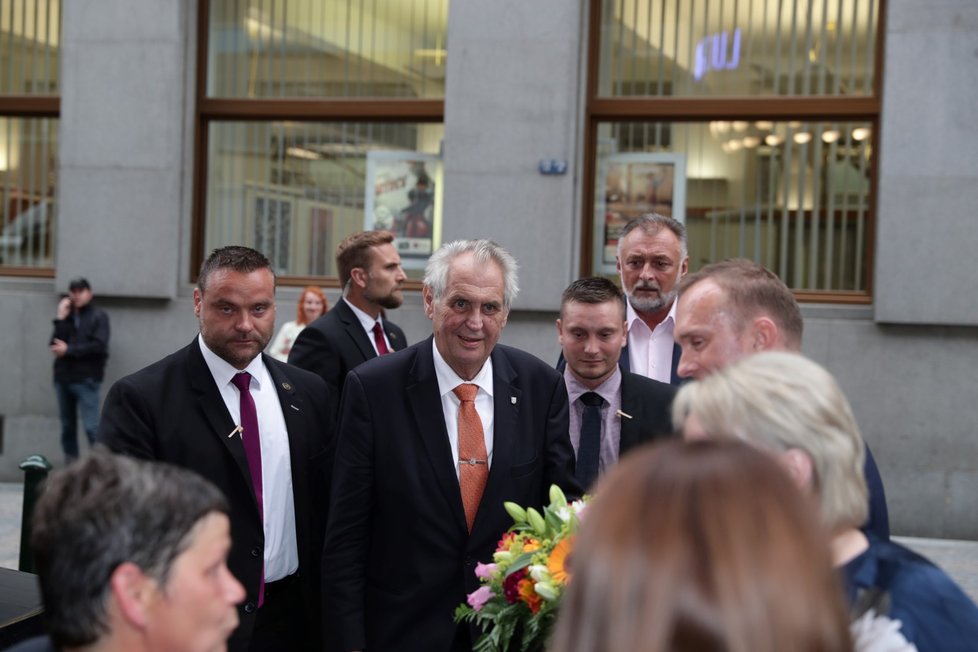 Miloš Zeman přichází na koncert Daniela Hůlky. (13.6.2018)