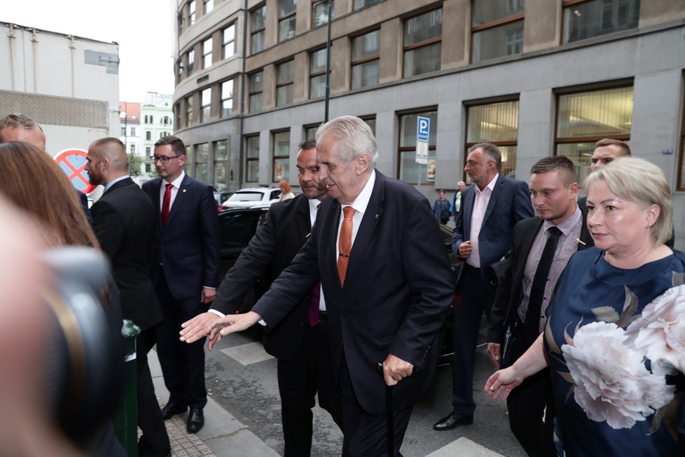 Miloš Zeman přichází na koncert Daniela Hůlky (13. 6. 2018).